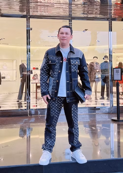 Năm 2010 khi chuẩn bị kết hôn với Lệ Quyên, ông chủ phòng trà Đức Huy bị đồn có vợ và con trai trước khi lấy nữ ca sĩ. Vào thời điểm đó, Lệ Quyên khẳng định doanh nhân Đức Huy chưa từng kết hôn song lại có con trai riêng. Ảnh: FB Đức Huy