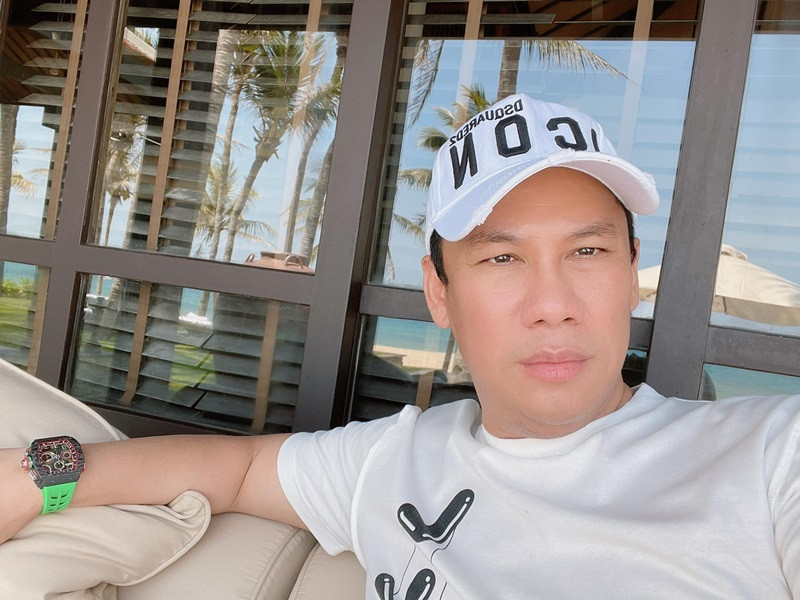 Chuyện hẹn hò của Đức Huy trước khi đến với Lệ Quyên là một ẩn số. Năm 2019, trên Tổ quốc, Lệ Quyên hé lộ, vào thời điểm mới biết nhau, cô và Đức Huy đều đang có một người được gọi là người yêu, tuy không còn tình cảm nhưng cũng không đành dứt bỏ vì đối phương không làm gì có lỗi với mình. Nữ ca sĩ phủ nhận cả hai chia tay người cũ chỉ vì muốn đến với nhau. Ảnh: FB Đức Huy