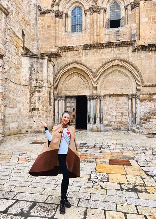 Một mẫu giày Prada mà đại diện Việt Nam Kim Duyên mượn từ Lệ Hằng.