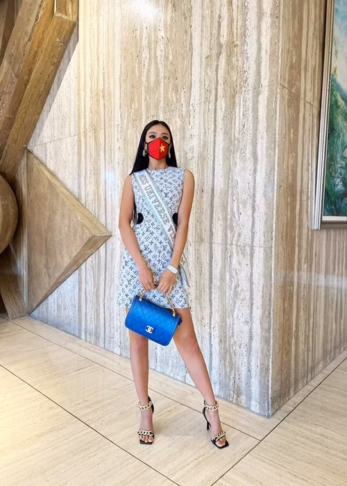 Kim Duyên mượn chiếc túi Chanel của Á hậu Lệ Hằng khi diện trang phục Louis Vuitton.