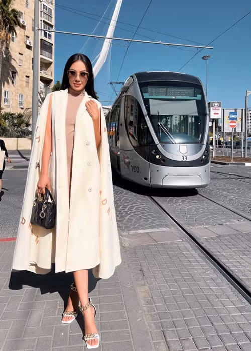 Kim Duyên cho biết, năm nay, Hoa hậu Hoàn vũ Thế giới hướng đến việc thúc đẩy thời trang bền vững nên cô không mang quá nhiều trang phục cầu kì, nặng nề hoặc chỉ sử dụng một lần mà đa phần, cô sẽ lựa chọn mặc lại những chiếc váy từng mặc giúp cô cảm thấy tự tin, thoải mái.