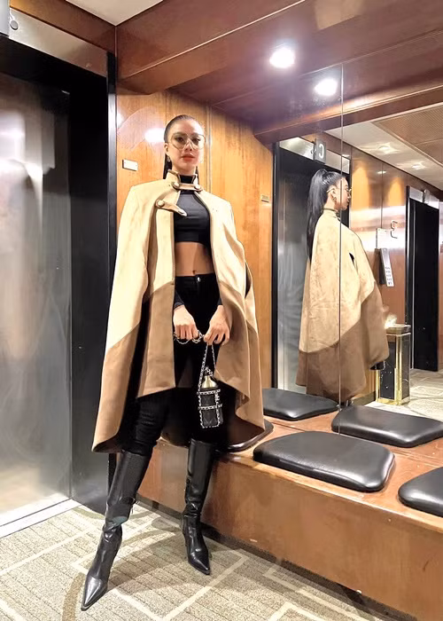 Lan Khuê còn cho Kim Duyên mượn chiếc túi Chanel. Trong một hoạt động mới đây, ngoài sử dụng túi Chanel, Kim Duyên còn đeo kính Dior.