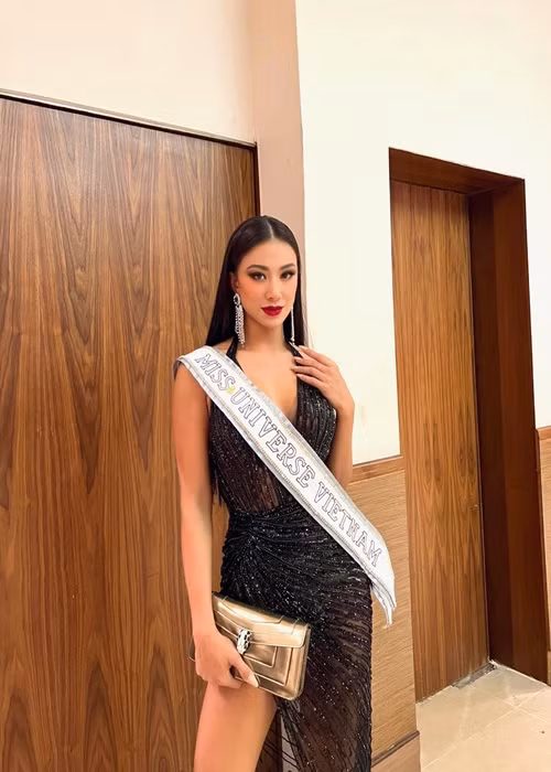 Mới đây, Kim Duyên chia sẻ chiếc túi hàng hiệu Bvlgari được Lan Khuê cho mượn.