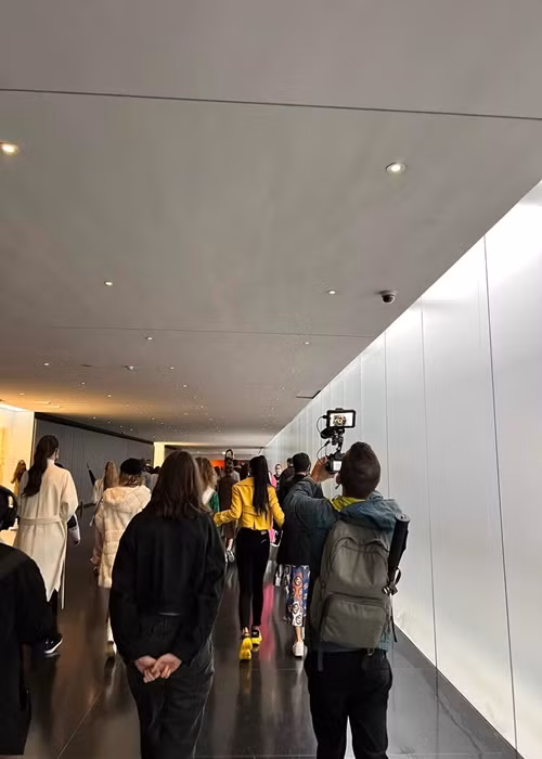 Kim Duyên mượn giày Prada và áo Tara Jarmon của Á hậu Lệ Hằng để thi Hoa hậu Hoàn vũ Thế giới.