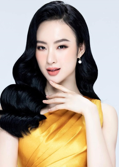 Angela Phương Trinh là một trong những sao Việt “vạ miệng” trong năm 2021. Tháng 8/2021, trên Facebook cá nhân và Fanpage, cô đăng tải các bài viết có nội dung địa long (giun đất) có thể chữa khỏi bệnh cho người mắc COVID-19. Tháng 9/2021, Chánh thanh tra Sở Thông tin và Truyền thông TPHCM yêu cầu Angela Phương Trinh gỡ bỏ nội dung sai sự thật, gây hiểu nhầm về khả năng phòng, điều trị bệnh của sản phẩm từ giun đất. Sau đó, phía nữ diễn viên xóa các bài viết gây ồn ào. Ảnh: FB Angela Phương Trinh