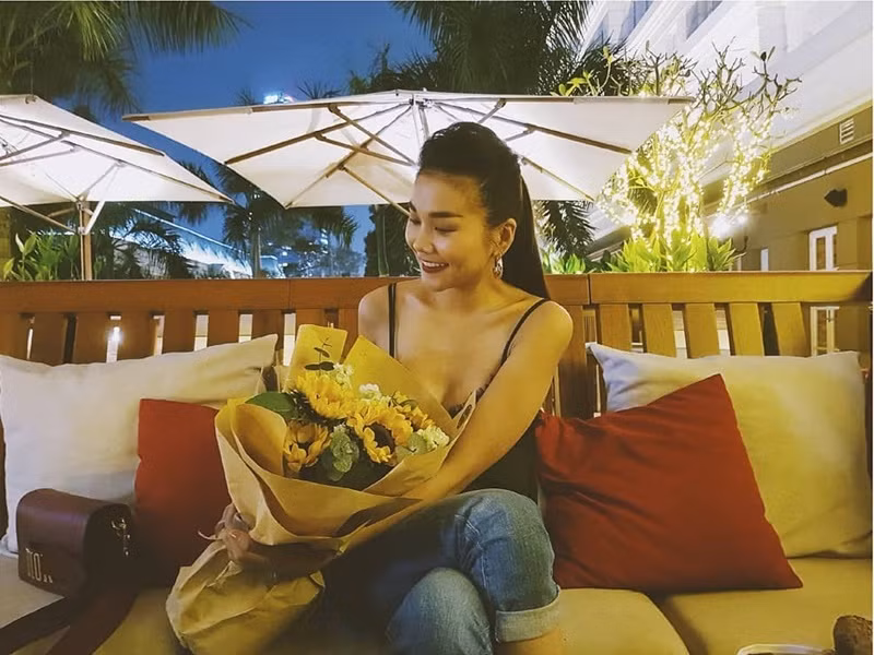 Khoảng năm 2015, trên báo chí, Thanh Hằng lần đầu tiên nói về bạn trai giấu mặt của mình. Siêu mẫu khoe được nửa kia hết mực cưng chiều. “Mỗi khi tôi đi quay về, anh ấy đều đón tôi, đưa tôi đi ăn. Thậm chí là mua món ăn tôi thích đem đến tận trường quay”, Thanh Hằng chia sẻ với Zing. Ảnh: Phụ nữ sức khỏe