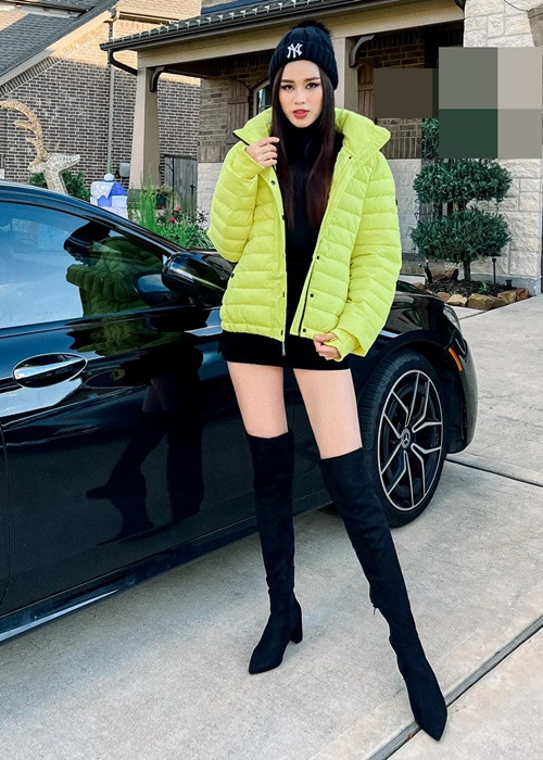 Hoa hậu Việt Nam 2020 khoe đôi chân cực phẩm.