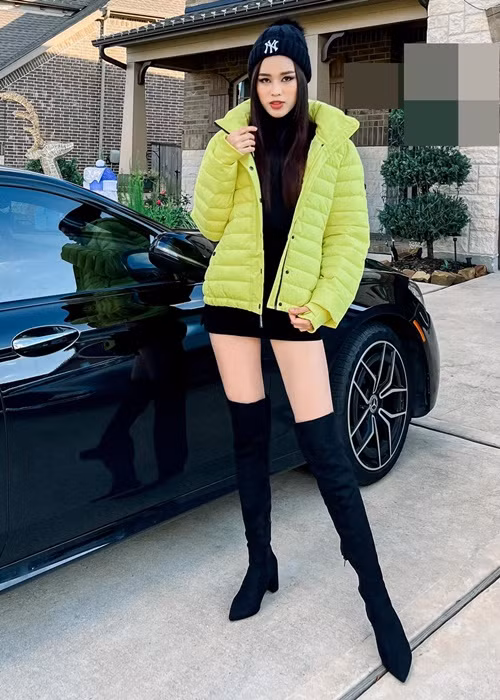 Hoa hậu Việt Nam 2020 khoe đôi chân cực phẩm.