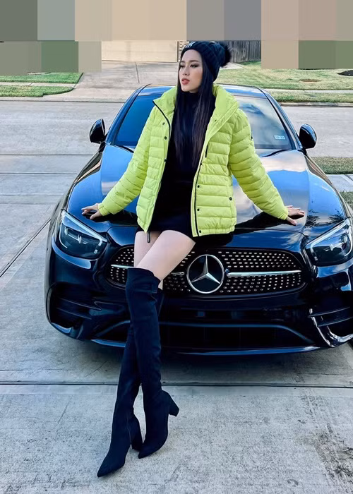 Do Thi Ha mac vay ngan khoe doi chan cuc pham