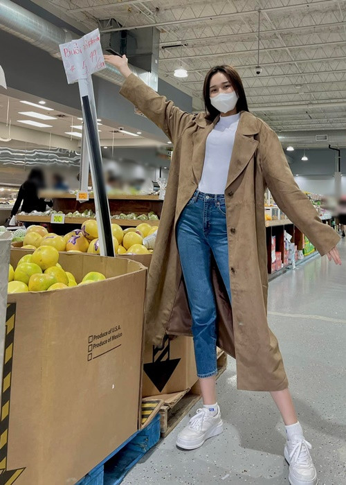 Nàng hoa hậu diện đồ giản dị đi chợ ở Mỹ.