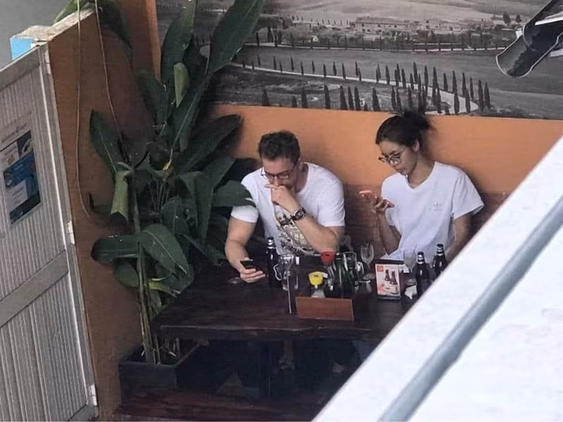 Sau khi Minh Tú công khai người yêu, cư dân mạng truyền tay nhau ảnh chụp lén cặp đôi hẹn hò. Ảnh: Vietnamnet