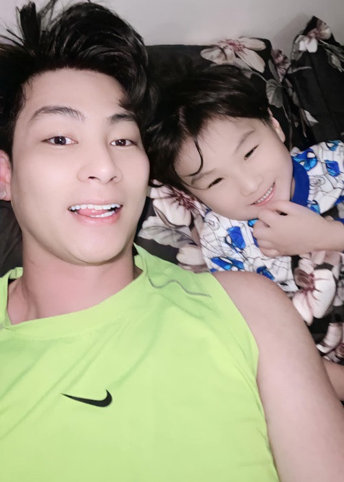 Gần đây, chồng cũ của Lâm Khánh Chi còn đăng tải hình ảnh bên con trai. Ảnh: FB Phi Hùng