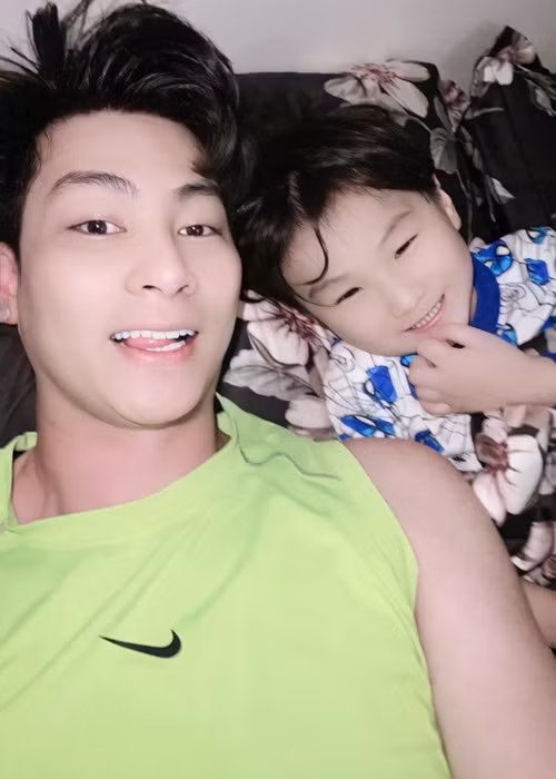 Gần đây, chồng cũ của Lâm Khánh Chi còn đăng tải hình ảnh bên con trai. Ảnh: FB Phi Hùng