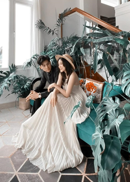 Trên trang cá nhân, Phi Hùng đăng tải hình ảnh bên một cô gái. Dưới bài đăng, chồng cũ của Lâm Khánh Chi xác nhận, cô gái này là người mẫu. Ảnh: FB Phi Hùng