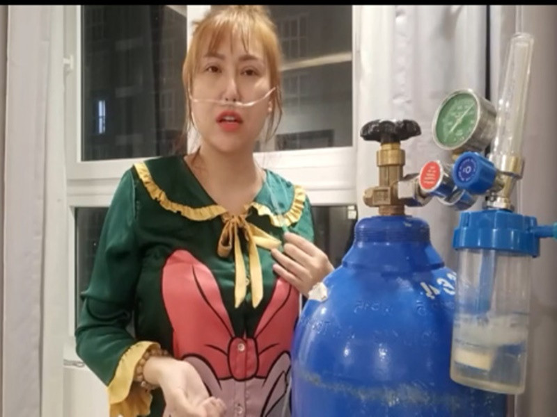 Phi Thanh Vân cho biết cô liên tục sử dụng dung dịch nước muối để xông mũi và chỉ sử dụng oxy khi cảm thấy rất mệt. Ngoài ra, Phi Thanh Vân tập hít thở, tự làm việc nhà để người khỏe nhanh hơn. Song song với việc uống thuốc, nữ diễn viên ăn nhiều rau xanh, hoa quả. Ảnh: Vietnamnet