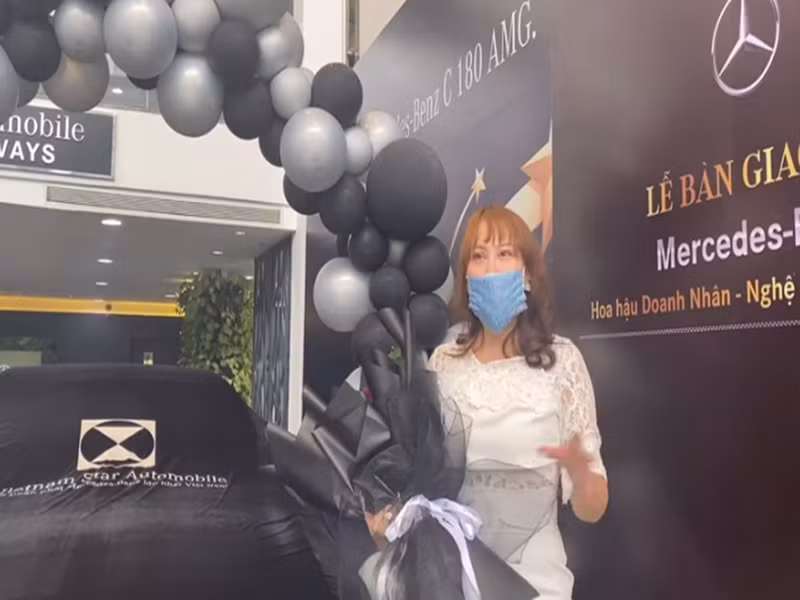 Nữ diễn viên chia sẻ trên Nhịp sống Việt: "Thứ 5 vừa rồi, tôi còn đi chụp poster cho phim. Đoàn dự kiến sẽ lên Đà Lạt quay vào sáng chủ nhật thì tối thứ 6, tôi bị sốt. Tôi uống thuốc mà không hạ sốt. Tới thứ 7, tôi kiểm tra thì phát hiện dương tính với COVID-19”. Ảnh: FB Phi Thanh Vân