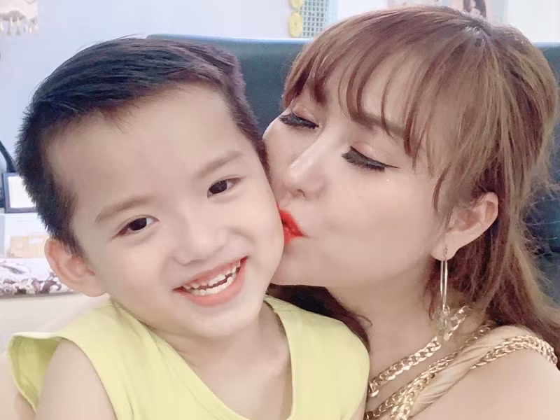 Bé Tấn Đức - con trai của Phi Thanh Vân cũng mắc COVID-19. Nữ diễn viên tiết lộ, con trai trộm vía vẫn chơi ngoan. Ảnh: FB Phi Thanh Vân