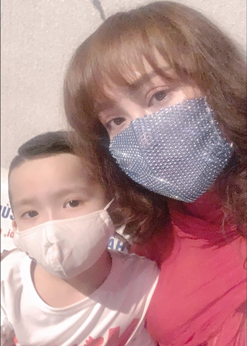 Về nguyên nhân mắc COVID-19, Phi Thanh Vân cho hay: “Tôi đã tiêm 2 mũi, đi đâu cũng thực hiện chuẩn 5K mà vẫn mắc COVID-19. Tôi không biết nguyên nhân từ đâu. Có thể do đi ăn nhà hàng, bởi trong thời gian này các nhà hàng đã mở cửa trở lại. Mình đi vào nhà hàng thì không thể đeo khẩu trang để ăn, rồi nhiều người đi ra đi vào, không biết quá trình như nào". Ảnh: FB Phi Thanh Vân