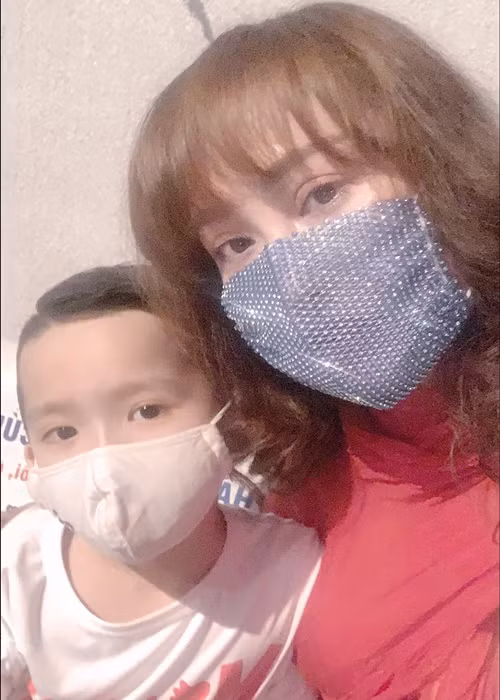 Về nguyên nhân mắc COVID-19, Phi Thanh Vân cho hay: “Tôi đã tiêm 2 mũi, đi đâu cũng thực hiện chuẩn 5K mà vẫn mắc COVID-19. Tôi không biết nguyên nhân từ đâu. Có thể do đi ăn nhà hàng, bởi trong thời gian này các nhà hàng đã mở cửa trở lại. Mình đi vào nhà hàng thì không thể đeo khẩu trang để ăn, rồi nhiều người đi ra đi vào, không biết quá trình như nào". Ảnh: FB Phi Thanh Vân