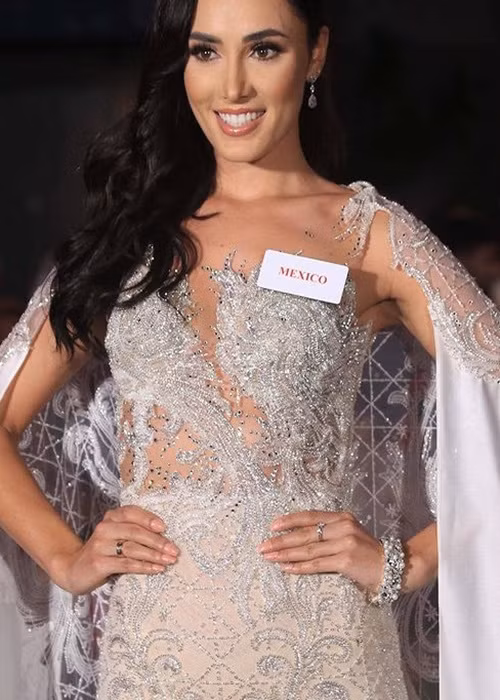 Karolina Vidales - đại diện Mexico năm nay 24 tuổi, cao 1m75, sở hữu nhan sắc ngọt ngào. Cô là nhà diễn thuyết, có thể nói được tiếng Anh, Pháp và Đức. Thành tích trước chung kết của đại diện Mexico là giải nhất phần thi thể thao, top 13 phần thi siêu mẫu, top 16 phần thi đối đầu.