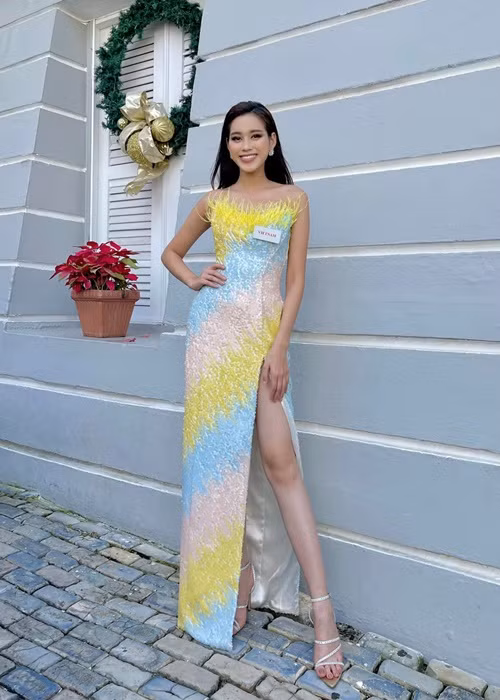 Đại diện Việt Nam diện đầm xẻ cao khoe đôi chân dài miên man.