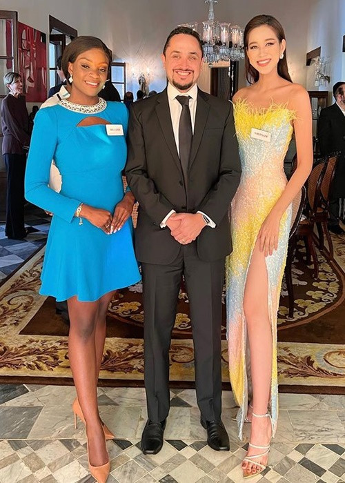 Nàng hoa hậu phân trần về mái tóc: “Tối hôm qua tiệc tan muộn, 1h Hà mới về phòng. Buổi sáng Hà trong nhóm được đi thăm văn phòng thống đốc nên phải makeup, chỉ có 1 tiếng nên mình đành để tóc hôm qua đi luôn chỉ chải mái gọn lại. Nên tổng thể tóc hơi “bối rối” ạ”.