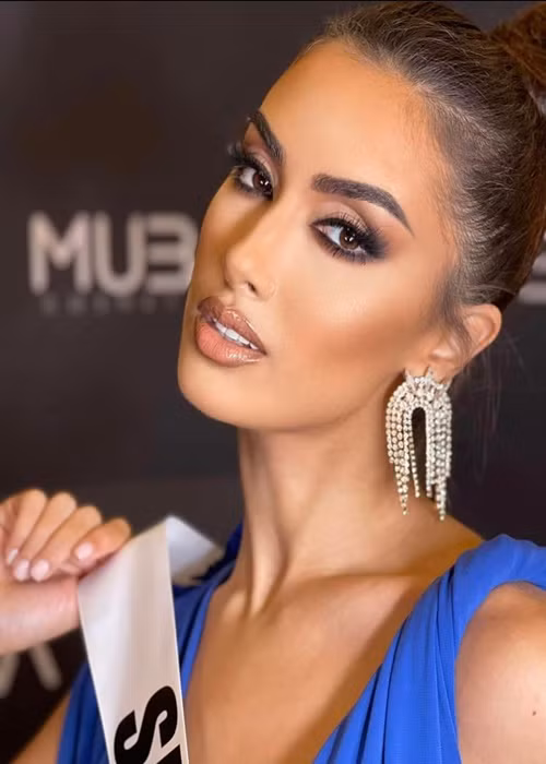 Trong dàn thí sinh Hoa hậu Hoàn vũ Thế giới 2021, đại diện Tây Ban Nha - Sarah Loinaz là đối thủ mà Kim Duyên phải dè chừng. Sarah mang hai dòng máu. Mẹ của cô là người Morocco còn cha của cô là người Tây Ban Nha. Sarah nói thành thạo tiếng Tây Ban Nha, tiếng Anh và tiếng Ả Rập. Hiện tại, cô học về quản trị và kinh doanh. Ảnh: Missosology