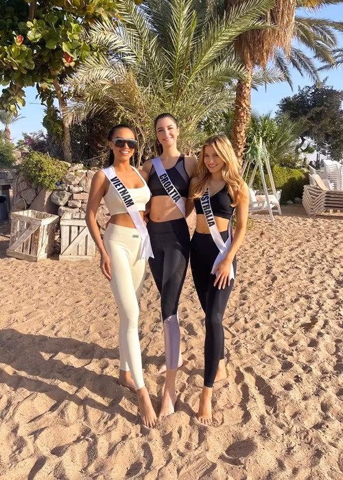 “Tập yoga trước biển Đỏ là một trải nghiệm Duyên chưa từng nghĩ trong đời mình sẽ có được. Khung cảnh nơi đây vô cùng lãng mạn, trong lành và ngập tràn sức sống”, cô chia sẻ.