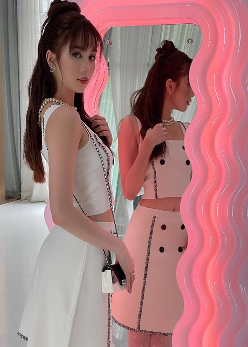 Ngọc Trinh cho biết, cô mua gương với giá 380 triệu đồng. Ảnh: FB Ngọc Trinh