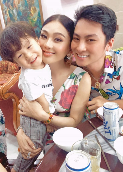 Sau lần tạm chia tay, Khánh Chi và Phi Hùng ngày càng mặn nồng. Cặp đôi dự định sinh con thứ 2 vào năm 2020 song vì tình hình dịch bệnh phức tạp nên cả hai phải hoãn kế hoạch. Ảnh: FB Lâm Khánh Chi