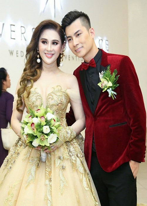 Trải qua một tháng hẹn hò, Lâm Khánh Chi đặt vấn đề cưới hỏi với Phi Hùng. Sau thời gian suy nghĩ, Phi Hùng đồng ý và nói dối bố mẹ lên Sài Gòn làm quản lý cho Lâm Khánh Chi. Thực tế, cả hai sống chung. Sau 1 năm hẹn hò, Lâm Khánh Chi và Phi Hùng quyết định làm đám cưới. Ảnh: Dân Việt