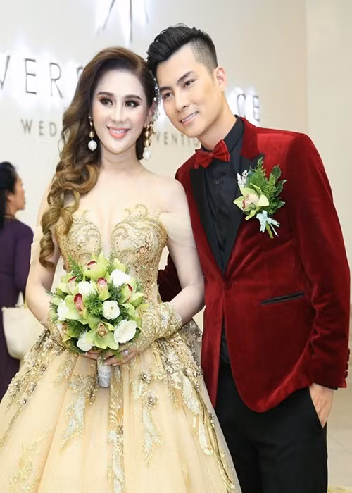 Trải qua một tháng hẹn hò, Lâm Khánh Chi đặt vấn đề cưới hỏi với Phi Hùng. Sau thời gian suy nghĩ, Phi Hùng đồng ý và nói dối bố mẹ lên Sài Gòn làm quản lý cho Lâm Khánh Chi. Thực tế, cả hai sống chung. Sau 1 năm hẹn hò, Lâm Khánh Chi và Phi Hùng quyết định làm đám cưới. Ảnh: Dân Việt