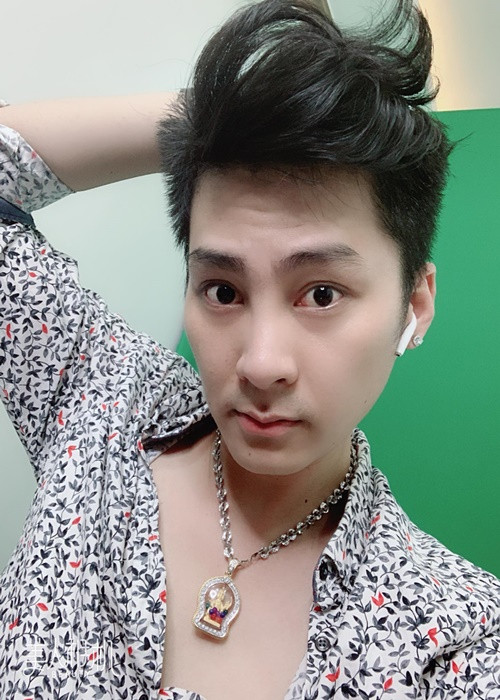 Đến tháng 8/2021, Lâm Khánh Chi một lần nữa có status khiến fan lo lắng. Cô viết: "Có nhiều lúc muốn sống một mình". Tuy nhiên, sau chia sẻ này, nữ ca sĩ vẫn đăng tải hình ảnh ông xã như thường thấy. Ảnh: FB Lâm Khánh Chi