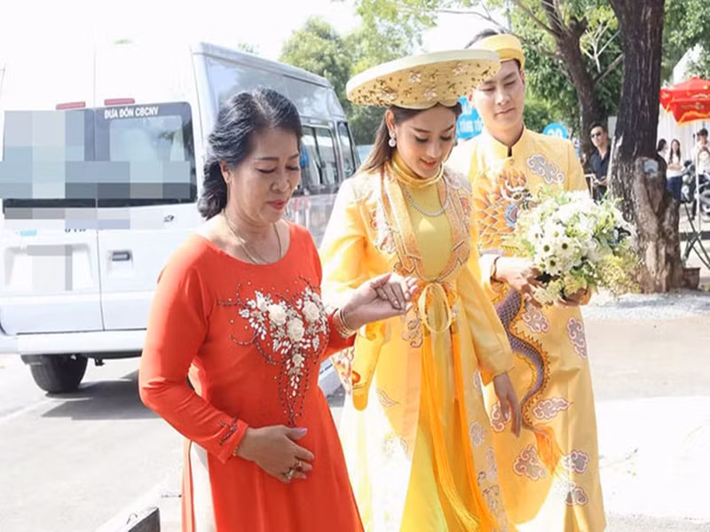 Sau khi kết hôn, Lâm Khánh Chi không ở gần bố mẹ chồng bởi nghề nghiệp ca sĩ phải ở trung tâm để biểu diễn. Sống hiện đại, tình cảm, mẹ chồng của Lâm Khánh Chi thông cảm với con dâu. Ảnh: Vietnamnet