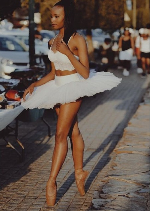 Á hậu Lalela Mswane là một người mẫu kiêm vũ công.