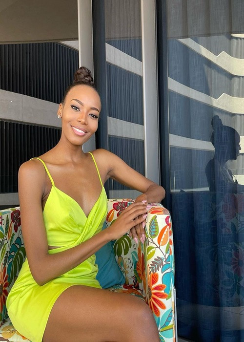 Nàng á hậu là con út trong gia đình có ba người con. Cha người đẹp qua đời năm 2010 còn mẹ cô là nhân viên kế toán.