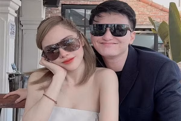 Huynh Anh di cong tac, ban gai Bach Lan Phuong nhan nhu cuc lay