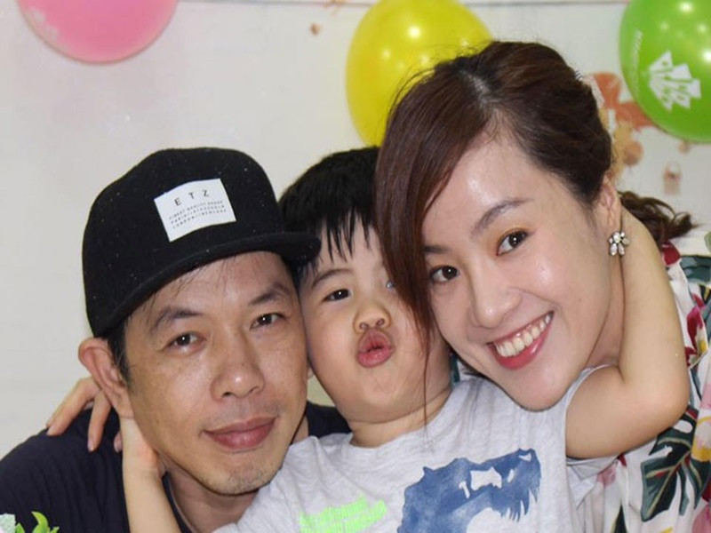 Khi Thái Hòa đóng “Cây táo nở hoa”, anh bị stress còn vợ anh bạc hết tóc vì lo cho anh. “Vợ tôi làm rất nhiều điều để giúp tôi vượt qua giai đoạn này. Ví dụ, vợ cho tôi đi tịnh tâm, lo lắng hết mọi thứ cho tôi từ ăn uống đến cuộc sống, động viên tôi rất nhiều”, Thái Hòa chia sẻ. Ảnh: FB Thái Hòa