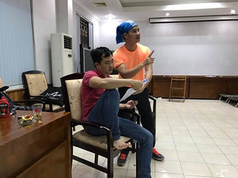 Theo đạo diễn Đỗ Thanh Hải, rất nhiều lần Xuân Bắc mong được đóng Táo hoặc vai khác nhưng không ai thay thế được. “Ba nghệ sĩ đó là cái trục của chương trình. Họ không chỉ thuộc mỗi lời thoại của mình mà phải thuộc lời thoại của tất cả người khác. Họ có mặt từ đầu chí cuối để tập cùng các nghệ sĩ khác, sao cho diễn để ăn ý với từng người một”, nam đạo diễn cho hay. Ảnh: Dân Việt