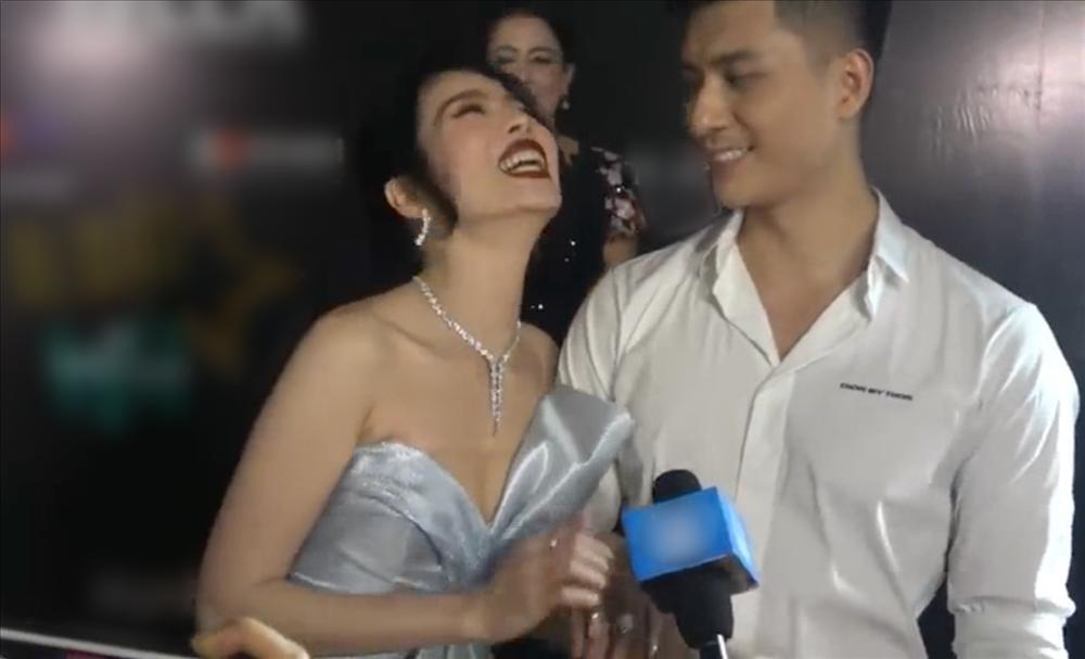 Ở hậu trường sự kiện, Lâm Bảo Châu tiết lộ sẽ tặng một món quà bất ngờ cho “bà xã” Lệ Quyên nhân dịp Giáng sinh. Trước chia sẻ của tình trẻ, Lệ Quyên cười tít mắt. Ảnh: Phụ nữ và gia đình