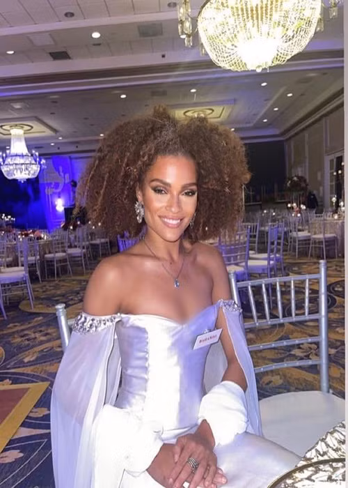 Theo lời Đỗ Thị Hà, đại diện Bahamas bị ốm hai ngày nay nhưng cả hai ngày đều có kết quả âm tính và đến ngày thứ ba thì mới có kết quả dương tính. Ảnh: Instagram Sienna Evans