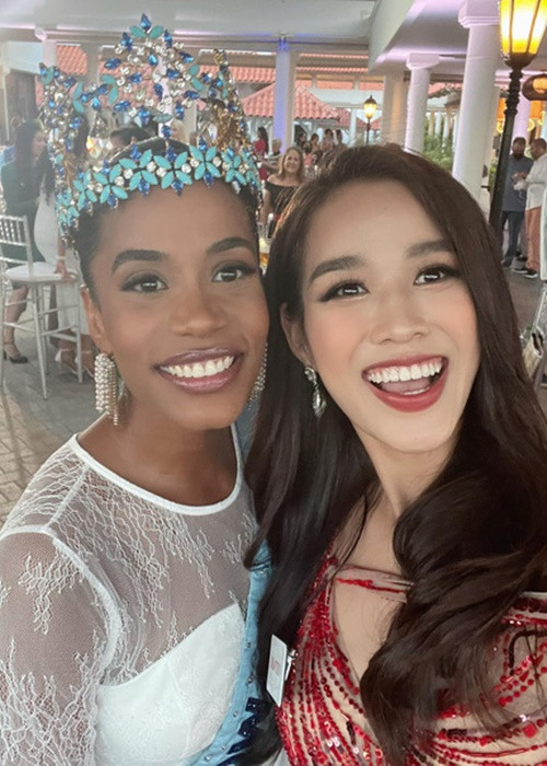 Đỗ Thị Hà chụp ảnh cùng đương kim Hoa hậu Thế giới cách đây không lâu. Ảnh: FB Đỗ Thị Hà