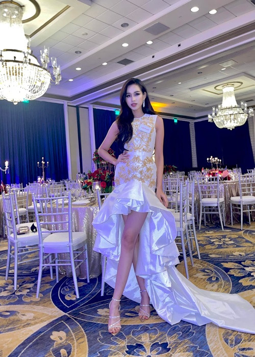Chung kết Miss World 2021 - Hoa hậu Thế giới 2021 vừa bị hoãn vì nhiều thí sinh mắc COVID-19. Đại diện Việt Nam Đỗ Thị Hà mới đây chia sẻ về việc tiếp xúc với 4 F0. “Trong team của Hà có 4 bạn F0, 4 bạn đấy Hà tiếp xúc rất gần và chơi rất thân”, cô nói. Đặc biệt, trong 4 F0, Đỗ Thị Hà hay ôm hôn đại diện Bahamas. Ảnh: FB Đỗ Thị Hà