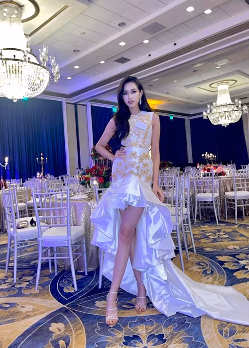 Chung kết Miss World 2021 - Hoa hậu Thế giới 2021 vừa bị hoãn vì nhiều thí sinh mắc COVID-19. Đại diện Việt Nam Đỗ Thị Hà mới đây chia sẻ về việc tiếp xúc với 4 F0. “Trong team của Hà có 4 bạn F0, 4 bạn đấy Hà tiếp xúc rất gần và chơi rất thân”, cô nói. Đặc biệt, trong 4 F0, Đỗ Thị Hà hay ôm hôn đại diện Bahamas. Ảnh: FB Đỗ Thị Hà