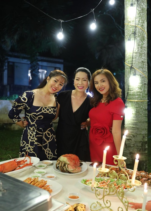 Nữ diễn viên tươi tắn trên phim trường. Ảnh: FB Trịnh Kim Chi