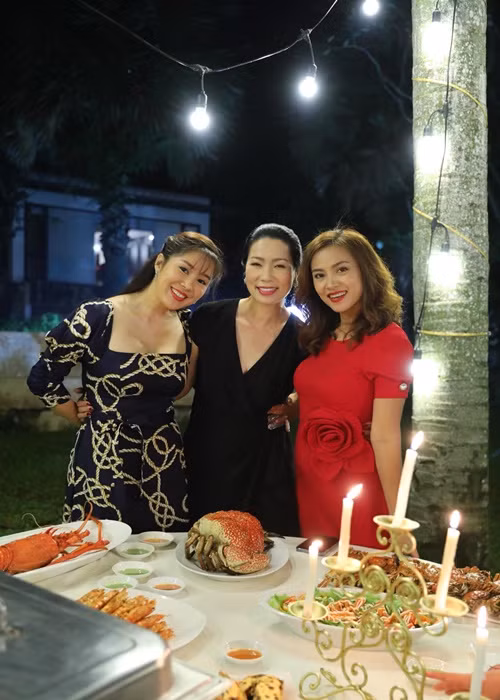 Nữ diễn viên tươi tắn trên phim trường. Ảnh: FB Trịnh Kim Chi