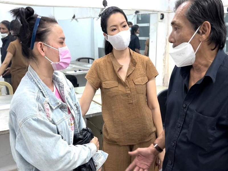 Theo Trịnh Kim Chi, số tiền cô kêu gọi quyên góp là 406 triệu, không phải 800 triệu như lời Thương Tín. Về số tiền bảo hiểm 264 triệu (hiện còn 244 triệu), Trịnh Kim Chi cho biết, quy định của công ty bảo hiểm nên cô không thể đóng toàn bộ trong một lần mà gửi ngân hàng để đóng mỗi năm. Theo Trịnh Kim Chi, tài khoản này là thường, không phải tiết kiệm. Khi vợ chồng Thương Tín muốn lấy lại số tiền đóng bảo hiểm, Trịnh Kim Chi đã trao trả. Ảnh: Phụ nữ Việt Nam