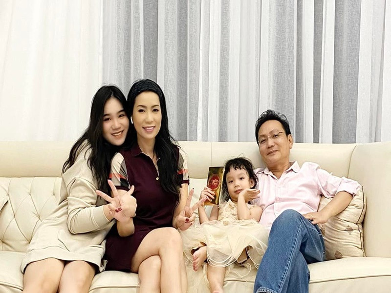 Trịnh Kim Chi viết: “Ông xã. Lại một năm nữa và thêm một tuổi mới, một năm đầy biến động với hai vợ chồng nhưng sẽ vượt qua hết bởi mình luôn có nhau. Chúc ông xã sinh nhật vui vẻ, hạnh phúc, thêm tuổi mới nhiều may mắn, nhiều yêu thương. Yêu thương vợ con “bất chấp” và “vô điều kiện” nữa. I love you”. Ảnh: FB Trịnh Kim Chi