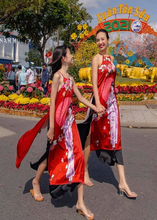 Chiko sở hữu đôi chân dài, vóc dáng mảnh khảnh giống mẹ. Ảnh: FB Ngọc Diễm