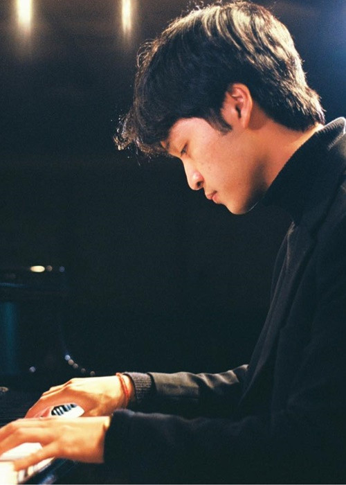 Đăng Quang có ông nội là NSND Trung Kiên, 2 bà nội là nghệ sĩ Thanh Nga, GS.TS.NGND Trần Thu Hà - người vợ sau của NSND Trung Kiên, ông ngoại là nhạc sĩ Thuận Yến, bà ngoại là nghệ sĩ nhạc dân tộc Thanh Hương. Ảnh: FB Đăng Quang